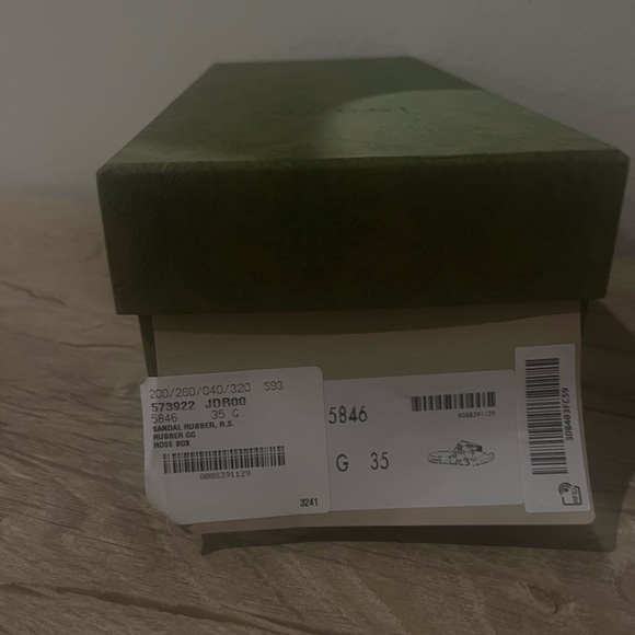 Brand new Gucci slides too small for my daughter size 35 - Picture 3 of 4